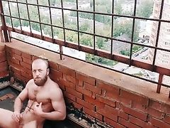 'Мужик дрочит на балконе 17-го этажа во время карантина'